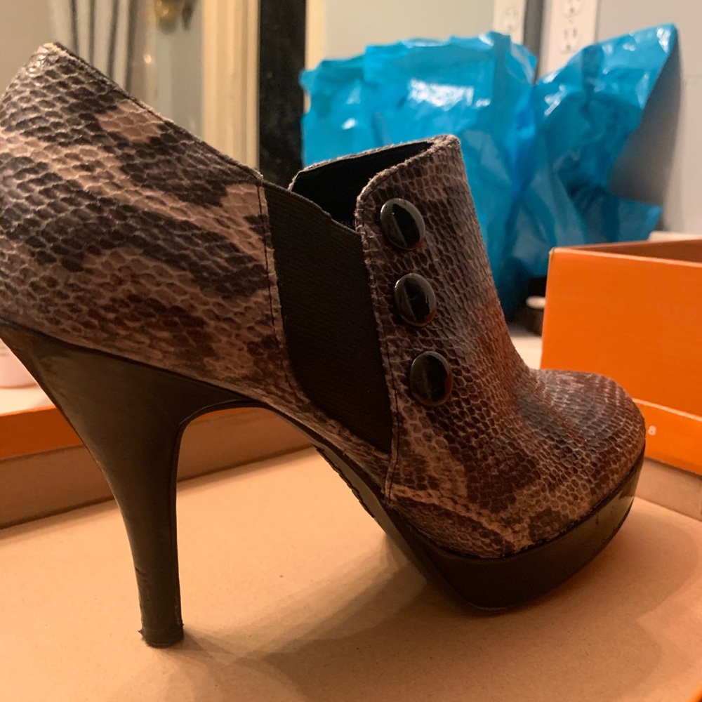 Women’s like new booties